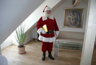 Den Weihnachtsmann zu Besuchn im ausgebauten Speicherboden
